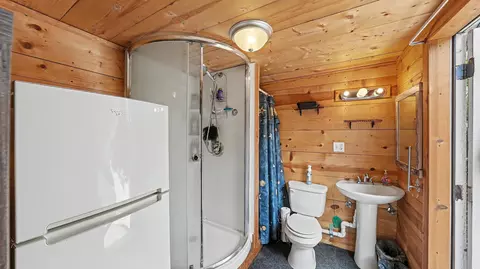 Bath - 104 N Orange Ave, Exeter, CA 93221 photo 4 of 4