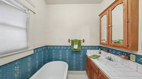 Bath - 104 N Orange Ave, Exeter, CA 93221 photo 3 of 4