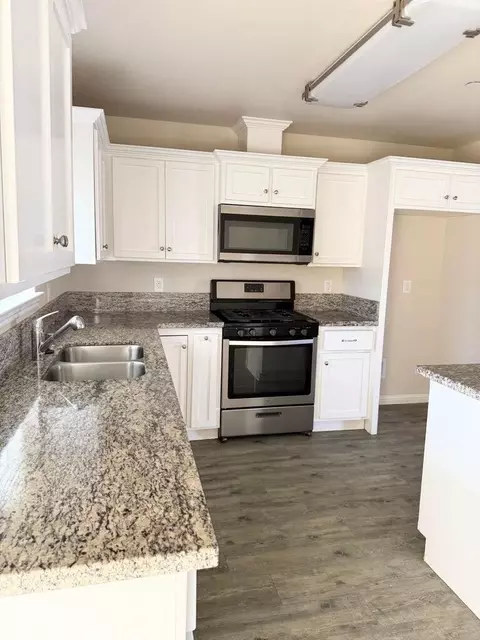 Kitchen - 1310 N Belmont Rd, Exeter, CA 93221 photo 2 of 4