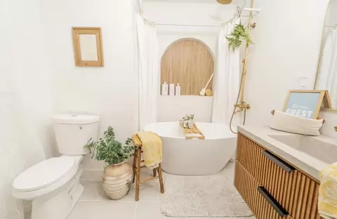 Bath - 232 Ash St, Exeter, CA 93221 photo 1 of 1