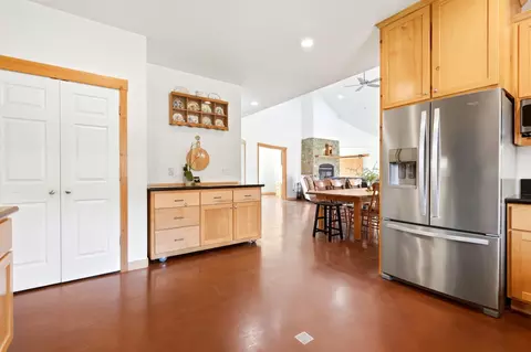 Kitchen - 39348 Dunlap Rd, Dunlap, CA 93621 photo 4 of 6