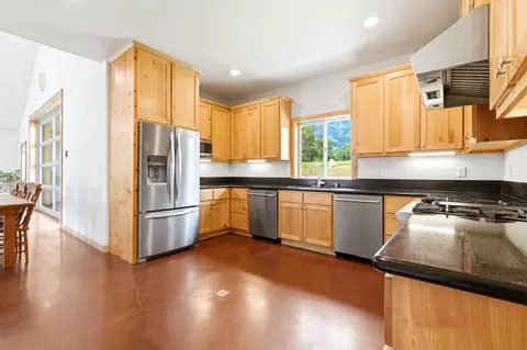 Kitchen - 39348 Dunlap Rd, Dunlap, CA 93621 photo 3 of 6