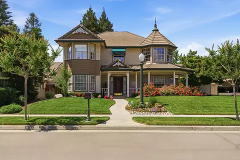 2320 SW Cottonwood Cir, Visalia, CA 93277