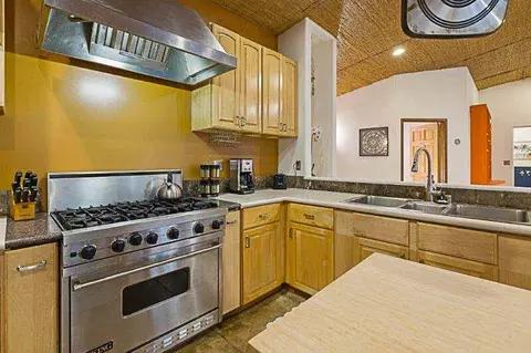 Kitchen - 44879 Dinely Dr, Three Rivers, CA 93271 photo 2 of 4