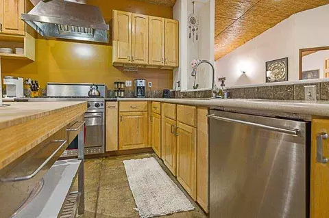 Kitchen - 44879 Dinely Dr, Three Rivers, CA 93271 photo 1 of 4
