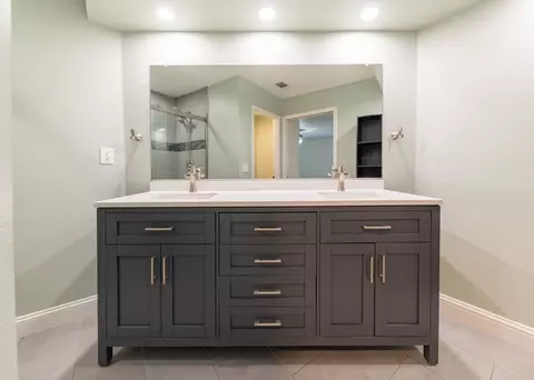 Bath - 797 Elderwood Ln, Lemoore, CA 93245 photo 3 of 4