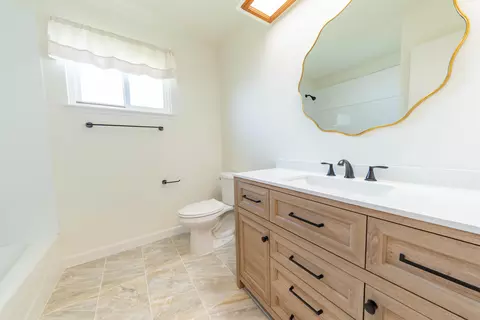 Bath - 797 Elderwood Ln, Lemoore, CA 93245 photo 4 of 4