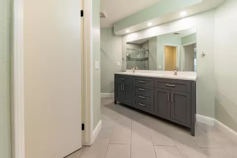 Bath - 797 Elderwood Ln, Lemoore, CA 93245 photo 1 of 4