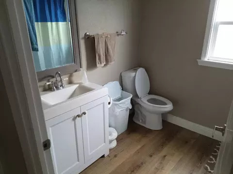 Bath - 321 N Orange Ave, Exeter, CA 93221 photo 1 of 1