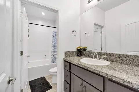 Bath - 6188 E Berkeley Ave, Fresno, CA 93727 photo 2 of 4