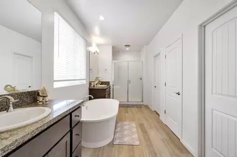 Bath - 6188 E Berkeley Ave, Fresno, CA 93727 photo 3 of 4