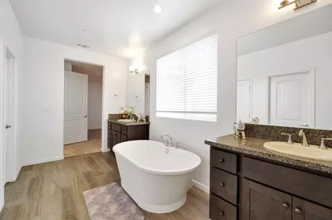 Bath - 6188 E Berkeley Ave, Fresno, CA 93727 photo 4 of 4