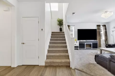Entry Way - 6188 E Berkeley Ave, Fresno, CA 93727 photo 4 of 4
