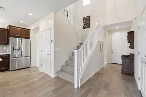 Entry Way - 470 Daphne Ln, Lemoore, CA 93245 photo 3 of 4