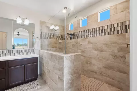 Bath - 470 Daphne Ln, Lemoore, CA 93245 photo 2 of 4