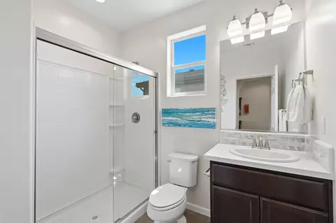 Bath - 470 Daphne Ln, Lemoore, CA 93245 photo 4 of 4