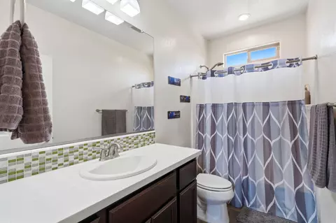 Bath - 470 Daphne Ln, Lemoore, CA 93245 photo 3 of 4