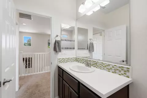 Entry Way - 470 Daphne Ln, Lemoore, CA 93245 photo 4 of 4