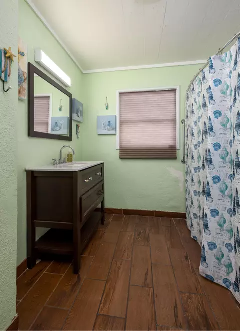 Bath - 1683 E Cheryl Ln, Tulare, CA 93274 photo 2 of 3