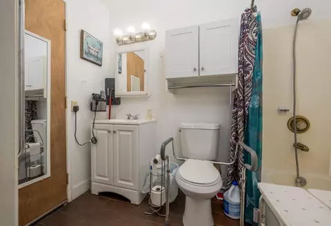 Bath - 1683 E Cheryl Ln, Tulare, CA 93274 photo 3 of 3