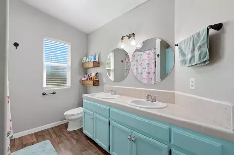 Bath - 142 S Filbert Rd, Exeter, CA 93221 photo 3 of 5