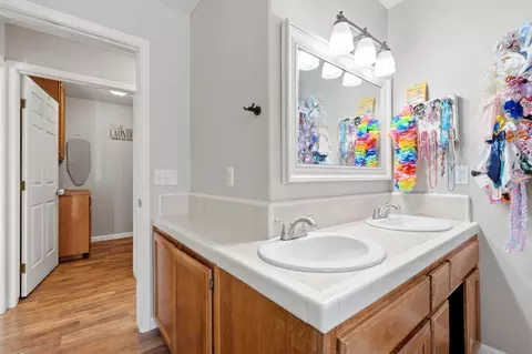 Bath - 142 S Filbert Rd, Exeter, CA 93221 photo 2 of 5