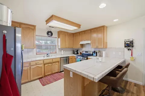 Kitchen - 505 Westgate Pl, Lemoore, CA 93245 photo 2 of 6