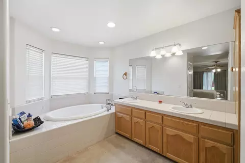 Bath - 505 Westgate Pl, Lemoore, CA 93245 photo 3 of 7