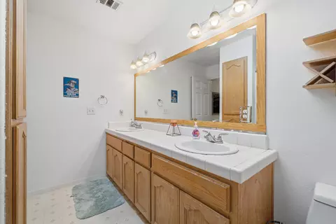 Bath - 505 Westgate Pl, Lemoore, CA 93245 photo 2 of 7