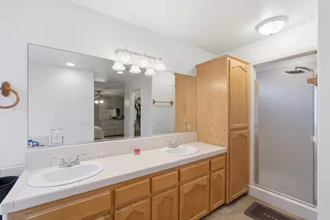 Bath - 505 Westgate Pl, Lemoore, CA 93245 photo 5 of 7