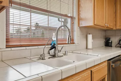 Kitchen - 505 Westgate Pl, Lemoore, CA 93245 photo 3 of 6