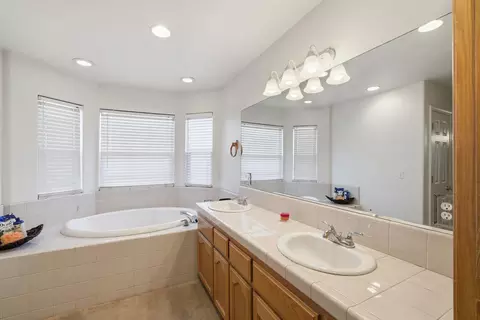 Bath - 505 Westgate Pl, Lemoore, CA 93245 photo 7 of 7