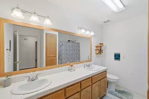Bath - 505 Westgate Pl, Lemoore, CA 93245 photo 1 of 7