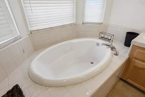Bath - 505 Westgate Pl, Lemoore, CA 93245 photo 4 of 7