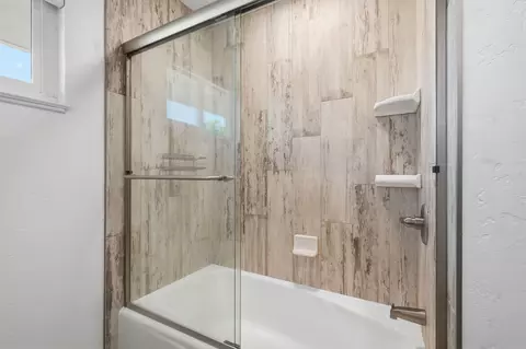Bath - 365 E Sycamore Dr, Hanford, CA 93230 photo 4 of 7