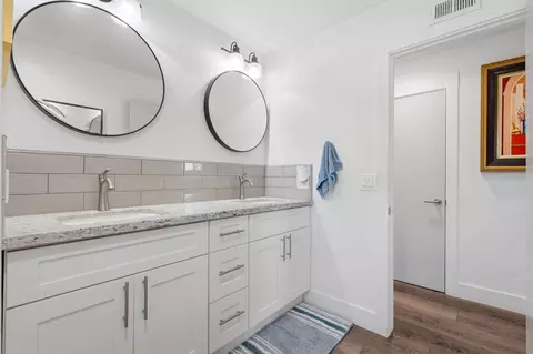Bath - 365 E Sycamore Dr, Hanford, CA 93230 photo 5 of 7