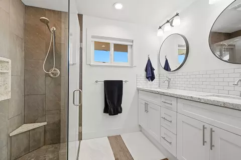 Bath - 365 E Sycamore Dr, Hanford, CA 93230 photo 6 of 7