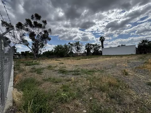311 E 4th St, Hanford, CA 93230 photo 3