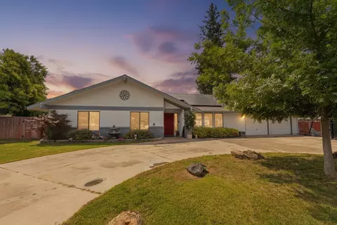 1025 W Monte Vis, Visalia, CA 93277