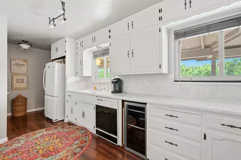 Kitchen - 5308 E Mount Whitney Ave, Laton, CA 93242 photo 4 of 5