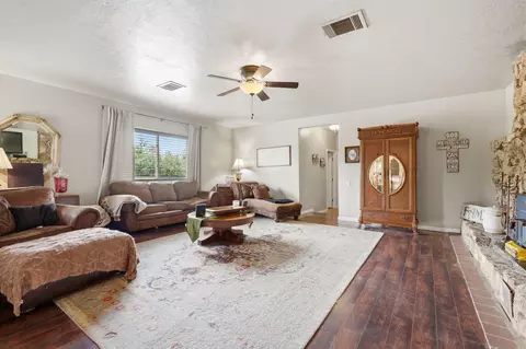 Living - 5308 E Mount Whitney Ave, Laton, CA 93242 photo 4 of 6