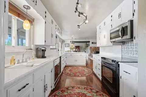 Kitchen - 5308 E Mount Whitney Ave, Laton, CA 93242 photo 3 of 5