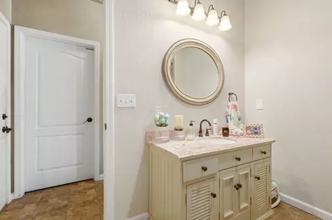 Bath - 5308 E Mount Whitney Ave, Laton, CA 93242 photo 2 of 4
