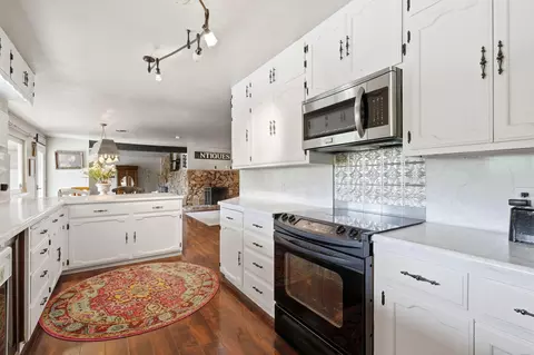 Kitchen - 5308 E Mount Whitney Ave, Laton, CA 93242 photo 5 of 5