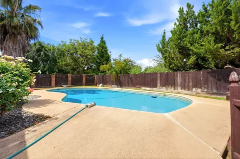 Exterior - 5308 E Mount Whitney Ave, Laton, CA 93242 photo 10 of 11