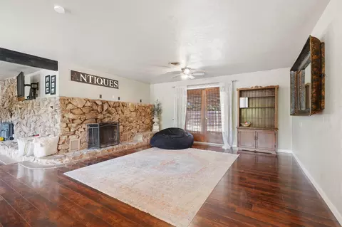Living - 5308 E Mount Whitney Ave, Laton, CA 93242 photo 3 of 6