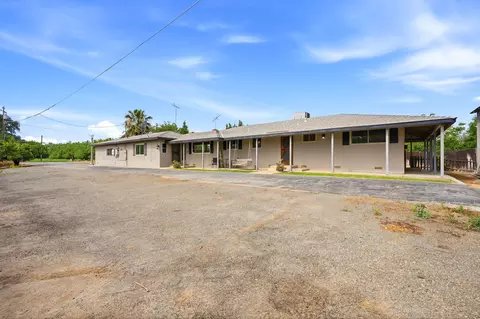 Exterior - 5308 E Mount Whitney Ave, Laton, CA 93242 photo 7 of 11