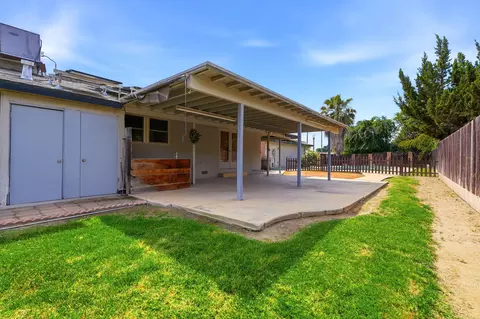 Exterior - 5308 E Mount Whitney Ave, Laton, CA 93242 photo 9 of 11