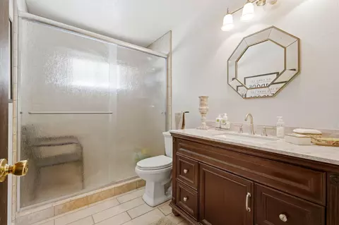 Bath - 5308 E Mount Whitney Ave, Laton, CA 93242 photo 3 of 4