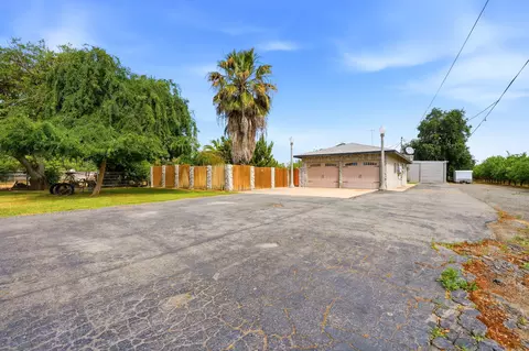 Exterior - 5308 E Mount Whitney Ave, Laton, CA 93242 photo 4 of 11